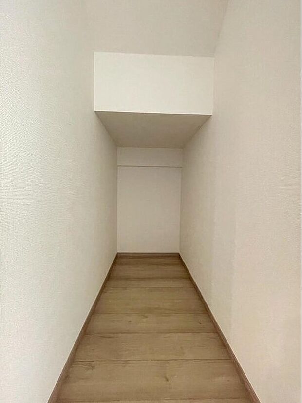 【収納】B号棟
リビングにある収納スペースは、掃除用品やお子様のおもちゃ等もスッキリ片付けられます♪暮らし心地を大きく左右する収納を、適材適所に配置し使い勝手を考慮しました。