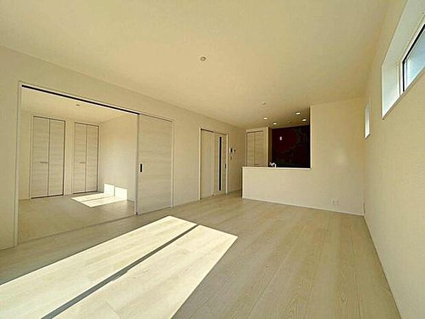 【リビング】３号棟
ご家族みんなで長い時間を過ごすリビングは一番居心地のいいものであって欲しいですね。開放感のある広々リビングに光と風を呼び込み、快適な住空間を実現します。