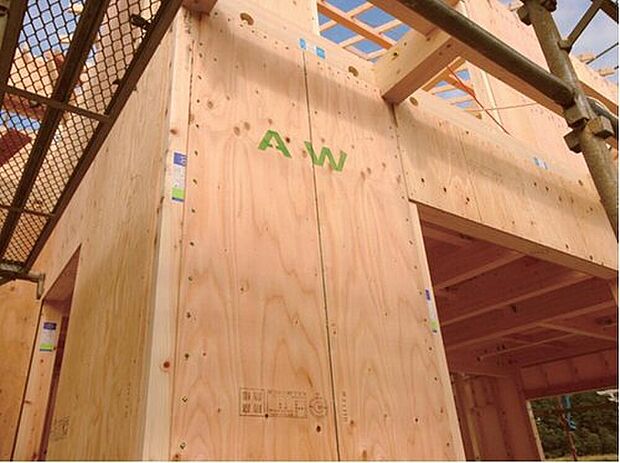 【「オリジナル耐力壁パネル」で特許を取得】壁倍率5.0倍は国土交通省が定める数値内の最高値で、通常の合板による壁倍率2.5倍の2倍の強度となっています。
