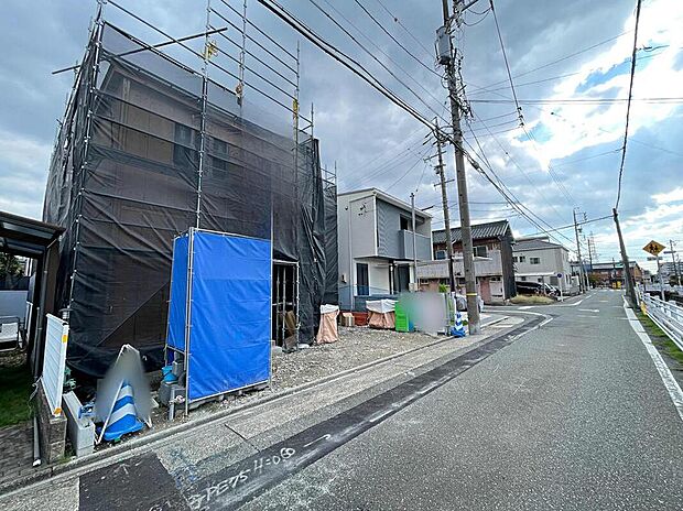 【前面道路含む現地写真】前面道路は、道路幅も広く、駐車もゆとりをもって行える環境になっています。お車の出し入れが苦手なママや小さなお子様にも安心ですね。舗装もされていて、ベビーカーや自転車で通っても快適に通行できます。