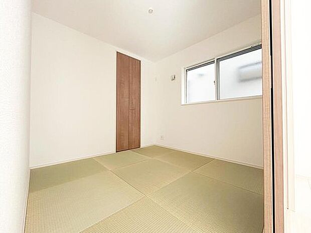 【リビング以外の居室】１号棟
LDKと隣接した和室。
和室は、リビングから目が届く場所なので、お子様の遊び部屋・お昼寝スペースとして使うのもオススメです♪