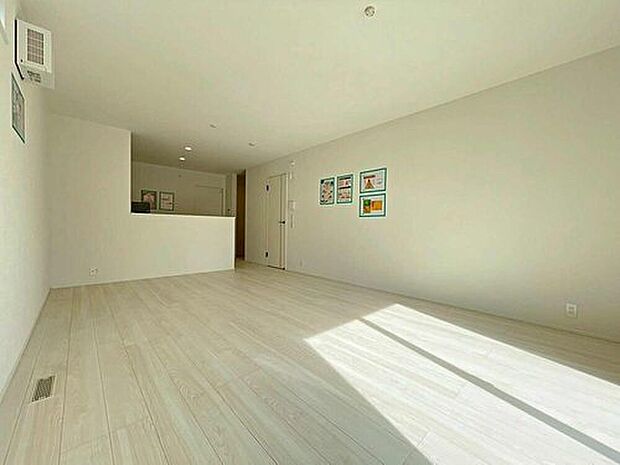 【リビング】1号棟
直線タイプのリビングで、キッチンからリビング全体を見渡すことができます!お料理をしながらでもお子様の様子を見守ることができるリビングです。