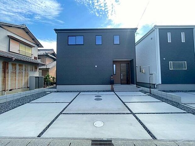 【現地外観写真】全３邸☆　２号棟
一戸建てのメリットは、「自分の土地」を自由に使えること。好きなペットが飼えるほか、ガーデニングやＤＩＹ、車やバイクの手入れなど様々な趣味を楽しめます♪