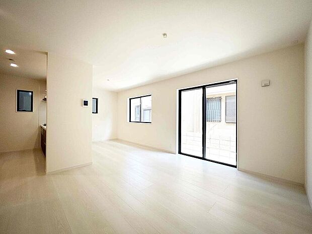 【リビング】ご家族みんなで長い時間を過ごすリビングは一番居心地のいいものであって欲しいですね。開放感のある広々リビングに光と風を呼び込み、快適な住空間を実現します。