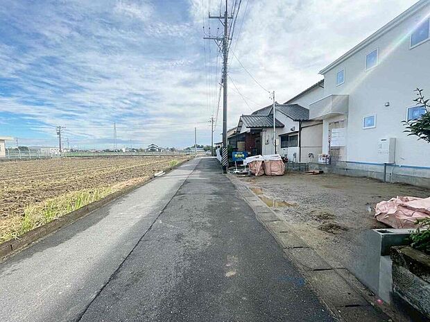 【前面道路含む現地写真】前面道路は交通量の少ない道路です。ゆとりがあり、駐車時もゆっくりと落ち着いて行える立地環境になっています♪