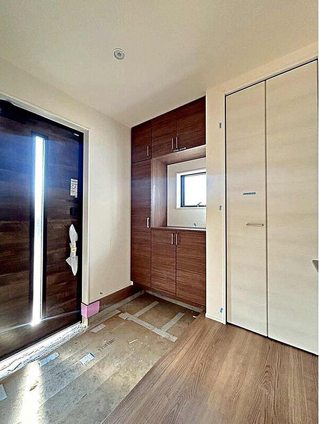 【玄関】3号棟
玄関廻りは何かと、モノが増えてしまうものです!土間収納があることで、いつでもスッキリとした玄関でお迎えできます♪