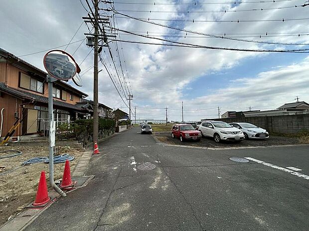 【前面道路含む現地写真】前面道路は、道路幅も広く、駐車もゆとりをもって行える環境になっています。お車の出し入れが苦手なママや小さなお子様にも安心ですね。舗装もされていて、ベビーカーや自転車で通っても快適に通行できます。