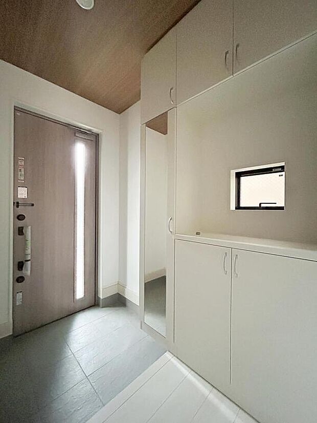 【玄関】上質感漂う玄関へのアプローチ。居住者の帰り、訪れる方を優しく迎える・安らぎに満ちた生活空間を予感させる。健やかな暮らしを楽しめそう♪