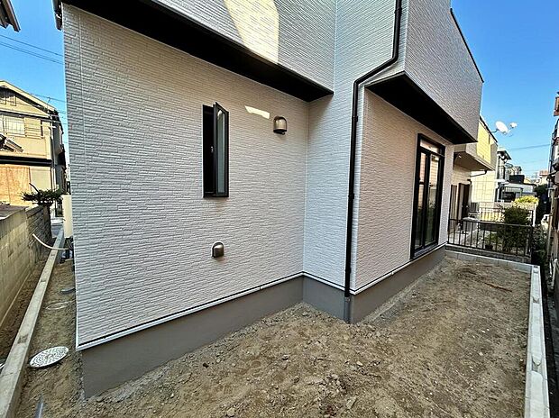 【庭】お庭がございます♪
小さなお子様の遊び場や、ガーデニング・家庭菜園、BBQなどお好みにお楽しみいただけます♪