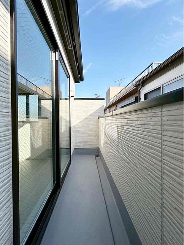 【バルコニー】２号棟
広々と気持ちの良いバルコニーは２面ございます♪南と西に位置しているので陽当たりもよく明るく爽やか！洗濯物が気持ちよく乾き、陽差しをたっぷりと浴びたお布団はふかふかの仕上がりに♪