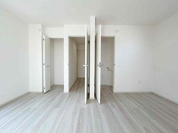 【リビング以外の居室】２号棟
約１０．１帖の居室は、間仕切対応可能です♪お子様の成長に合わせて部屋を２つに分けられる便利な仕様♪　　　　　　　