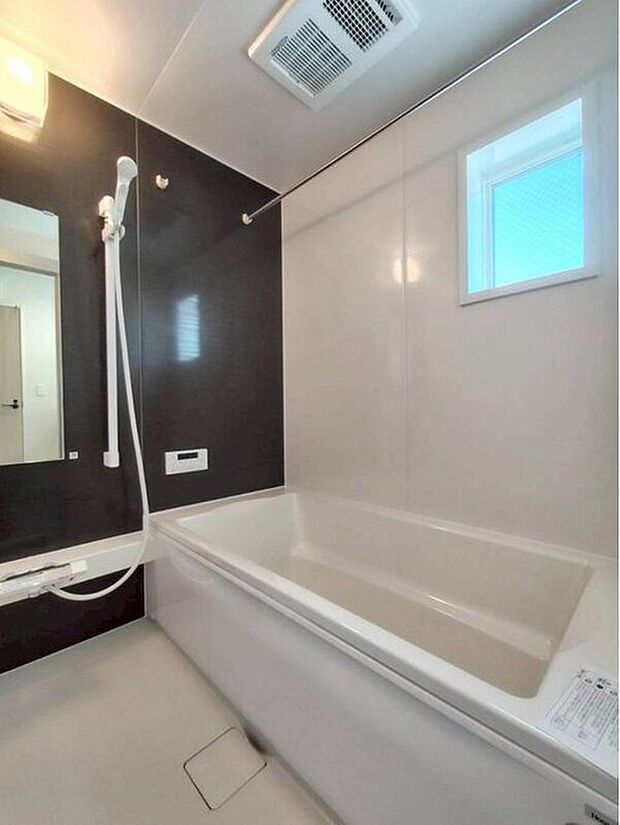 【浴室】5号棟
1坪以上広さを設けた浴室で、ゆったりバスタイム♪
お子様と一緒に入るにも充分な広さです。
一日の疲れを癒せます♪