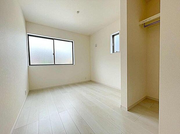 【リビング以外の居室】４号棟
充分な広さと収納機能を備えた部屋はお子様の自発性と成長を促します。お子様の成長を支える、勉強や好きなことに没頭する学びの空間にどうぞ。