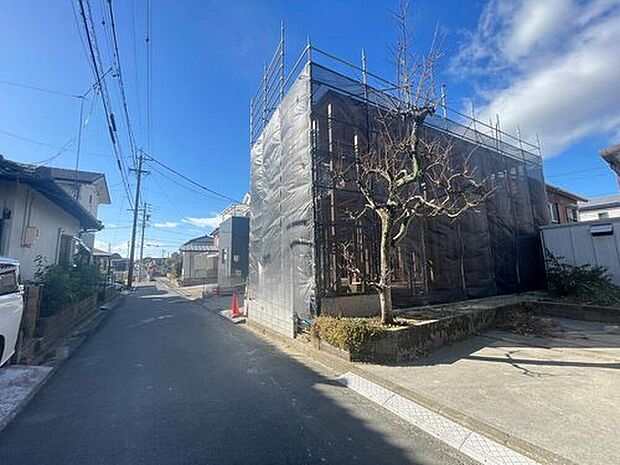【前面道路含む現地写真】前面道路は、道路幅も広く、駐車もゆとりをもって行える環境になっています。お車の出し入れが苦手なママや小さなお子様にも安心ですね。舗装もされていて、ベビーカーや自転車で通っても快適に通行できます。