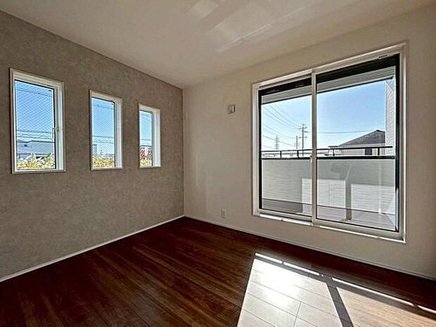 【リビング以外の居室】通風・採光にも優れ、心地よい光と風があふれています。 豊かな居住性とプライドを満たすクオリティが見事に調和した住空間。新築戸建でなければ体感できないひとときをご体感頂ける筈です。