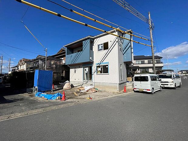 【前面道路含む現地写真】前面道路は閑静な住宅地をはしる車通りの少ない道路。お車の出し入れが苦手なママや小さなお子様にも安心ですね。しっかり舗装もされているので、ベビーカーや自転車で通っても快適に通行できます。