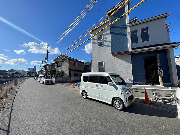 【前面道路含む現地写真】前面道路は交通量の少ない道路です。ゆとりがあり、駐車時もゆっくりと落ち着いて行える立地環境になっています♪　　　　　　　