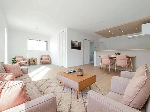 【リビング】（現況の物件写真に、CG による画像処理を行っています。家具、家電、照明器具、小物、カーテン、その他のイメージはCG です。）