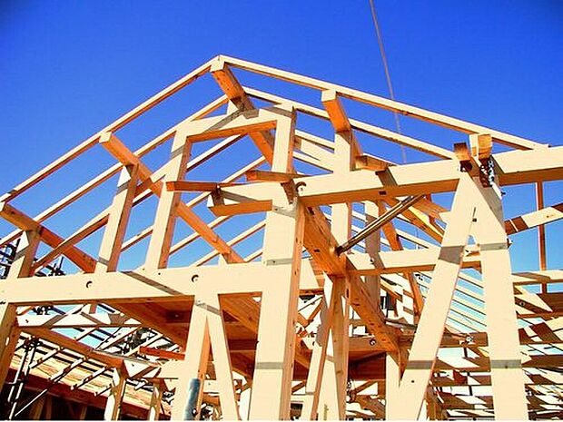 【木造軸組工法】日本の風土に調和する伝統的な「木造軸組工法」
常に呼吸し、気候の変化に合わせて微妙に伸縮する木材こそが、高温多湿な日本の気候風土に最適と確信し、木の家つくりにこだわっています。
土台、柱、梁などの住宅の骨格を木の軸で造る工法で、1000年以上にわたり、改良・発達を繰り返してきました。

