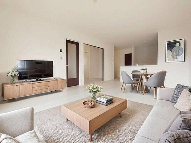 【リビング】１号棟
（現況の物件写真に、CG による画像処理を行っています。家具、家電、照明器具、小物、カーテン、その他のイメージはCG です。）