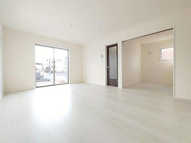 【リビング】１号棟
LDKと隣接した洋室。
洋室は、リビングから目が届く場所なので、お子様の遊び部屋・お昼寝スペースとして使うのもオススメです♪