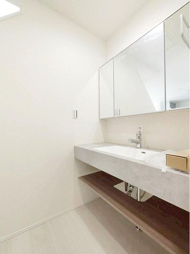 【洗面台・洗面所】１号棟
ゆとりの洗面スペースで朝の身支度も快
適スムーズに。３面鏡で髪のセットやお化粧もストレスなくこなせ、朝から気分良く通勤通学に向かえそうですね！鏡の裏にはたっぷりと収納スペースを標準装備！