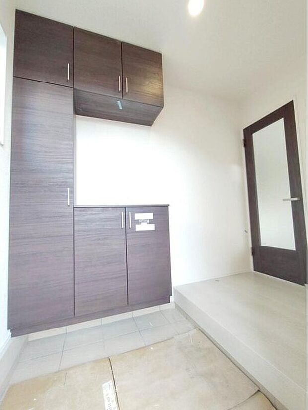 【玄関】１号棟
明るくて清潔感溢れる玄関。便利な姿見鏡＆下駄箱（可動棚）収納付きです♪
散らかりがちな玄関もすっきりと片付きます。