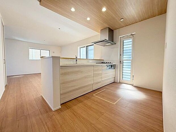 【キッチン】キッチンには勝手口を設置☆レンジ周りも換気が良く、いつも自然の風が流れる気持ち空間♪生ゴミの出し入れなど便利です♪