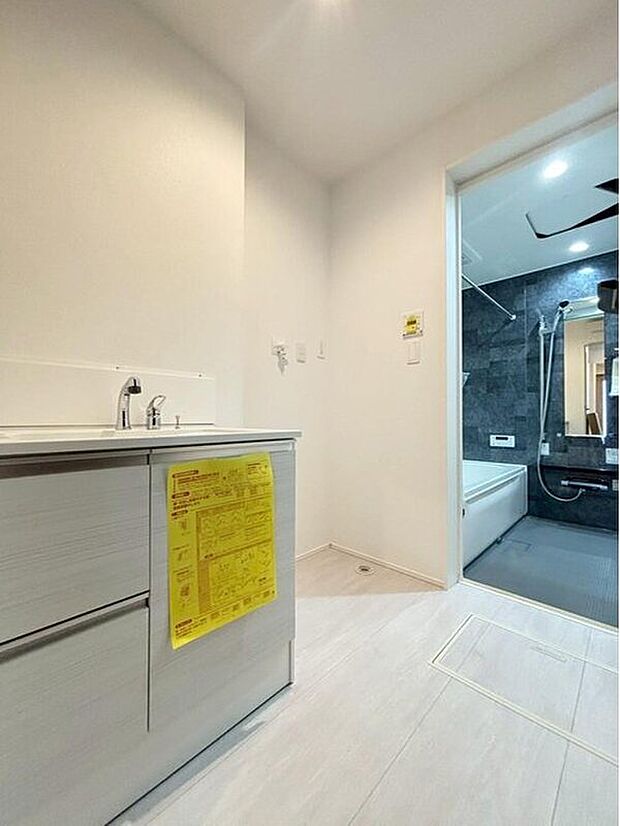 【洗面所】１号棟
暮らしを快適にする三面鏡仕様の洗面化粧台。（鏡面未着）
収納力と機能性に優れた使いやすい設備で、忙しい朝の身支度もスムーズに♪