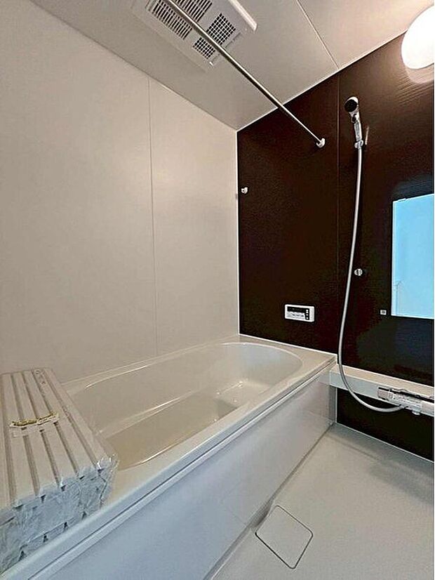 【居室】1号棟
アクセントパネルで落ち着きのある雰囲気を演出したバスルーム♪毎日の疲れを癒やすバスタイムをお楽しみ下さい!浴室換気乾燥暖房機付きで、ジメジメした季節や雨の日には、浴室内干しも可能!