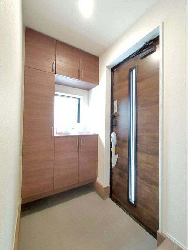 【玄関】住まう人も来客が入った時にワクワクさせてくれるオシャレな玄関!
収納もたっぷりあるので、靴がたくさんあっても安心!
気持ちの良い朝は、毎日ここからスタートしていきます♪