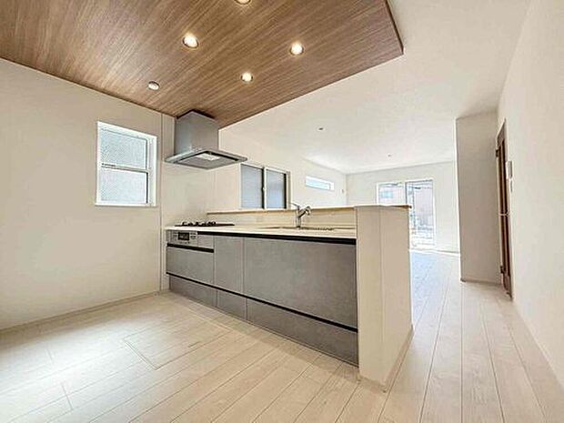 【キッチン】収納力豊富なシステムキッチン。大型スライド収納付きで、すっきり片付けやすいキッチンです。
床下収納もついてたっぷり収納できます♪