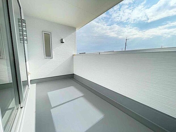 【バルコニー】雨の日も洗濯物が濡れる心配のないインナーバルコニー仕様♪お洗濯だけでなく、ちょっとしたリラックスできる空間になりそうです☆