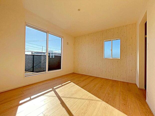 【リビング以外の居室】2号棟
通風・採光にも優れ、心地よい光と風があふれています。 プライドを満たすクオリティが見事に調和した住空間。新築戸建でなければ体感できないひとときをご体感頂ける筈です。