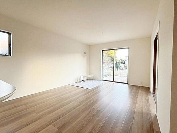 【リビング】ご家族みんなで長い時間を過ごすリビングは一番居心地のいいものであって欲しいですね。開放感のある広々リビングに光と風を呼び込み、快適な住空間を実現します。