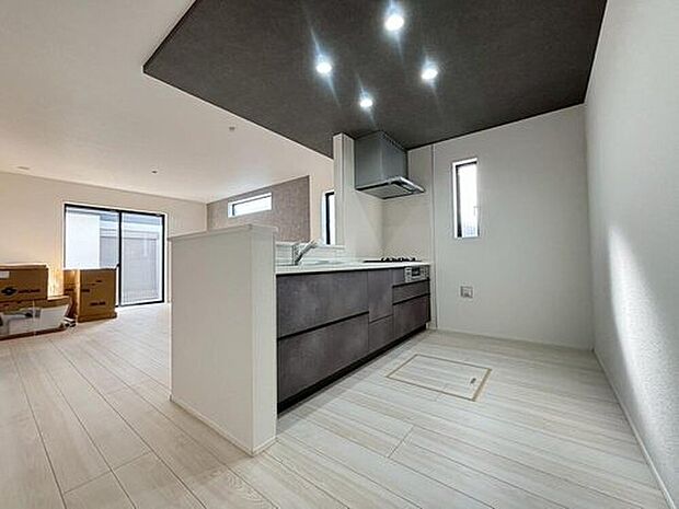 【キッチン】3号棟
明るいリビングです♪対面式のオープンキッチンは、家事をしながらご家族の様子が一目でわかる安心と便利な設備です♪