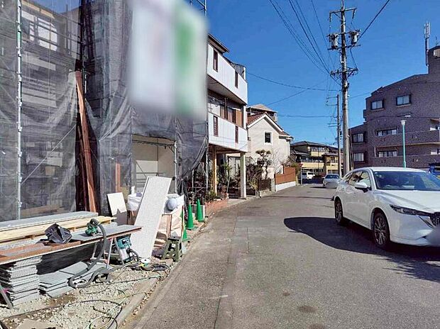 【前面道路含む現地写真】前面道路は閑静な住宅地をはしる車通りの少ない道路。お車の出し入れが苦手なママや小さなお子様にも安心ですね。しっかり舗装もされているので、ベビーカーや自転車で通っても快適に通行できます。