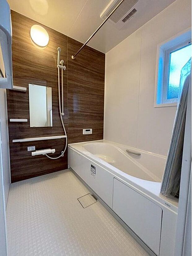 【浴室】アクセントパネルで落ち着きのある雰囲気を演出したバスルーム♪毎日の疲れを癒やすバスタイムをお楽しみ下さい!浴室換気乾燥暖房機付きで、ジメジメした季節や雨の日には、浴室内干しも可能!