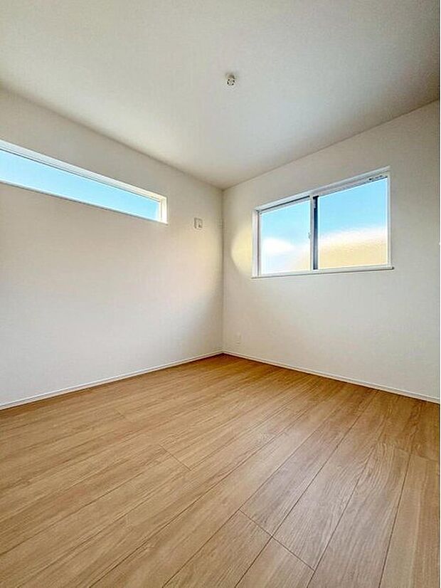 【リビング以外の居室】2面採光を施した為、晴れの日の日中はいつも明るい室内です。
窓を開放すれば気持ちの良い風が入り込んできますよ♪