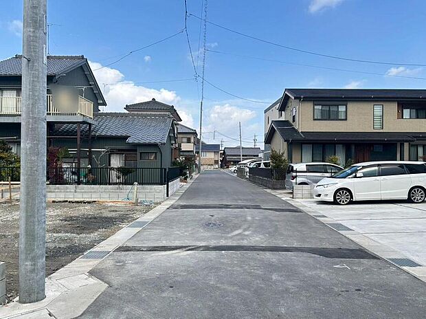 【前面道路含む現地写真】前面道路は車通りの少ない道路。お車の出し入れが苦手なママや小さなお子様にも安心ですね。しっかり舗装もされているので、ベビーカーや自転車で通っても快適に通行できます。