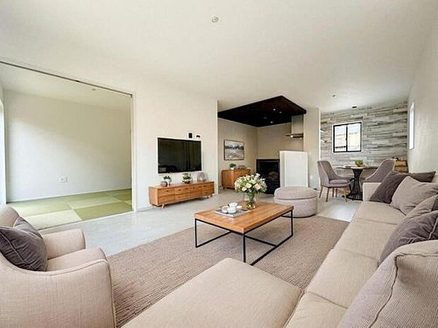 【リビング】（現況の物件写真に、CG による画像処理を行っています。家具、家電、照明器具、小物、カーテン、その他のイメージはCG です。）