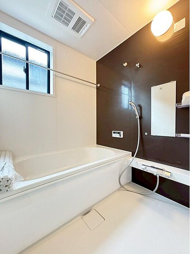 【浴室】アクセントパネルで落ち着きのある雰囲気を演出したバスルーム♪毎日の疲れを癒やすバスタイムをお楽しみ下さい！浴室換気乾燥暖房機付きで、ジメジメした季節や雨の日には、浴室内干しも可能！