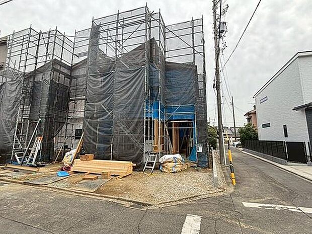【現地外観写真】1号棟
建築中のためモデルハウスで構造説明会を開催しております☆設備や構造などご説明いたします!