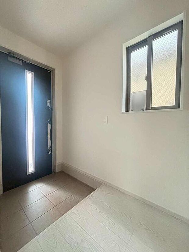 【玄関】上質感漂う玄関へのアプローチ。居住者の帰り、訪れる方を優しく迎える・安らぎに満ちた生活空間を予感させる。健やかな暮らしを楽しめそう♪