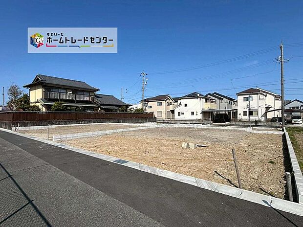 【現地外観写真】全2邸☆
各棟駐車3台可能♪
建築中のためモデルハウスで構造説明会を開催しております☆設備や構造などご説明いたします!お気軽にお問い合わせください♪