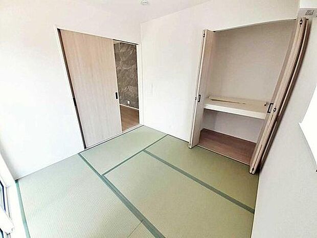 【リビング以外の居室】2号棟
リビング隣の和室は、客間としは勿論、お昼寝スペースや書斎など、多目的にお使い頂けますので、大変便利です。