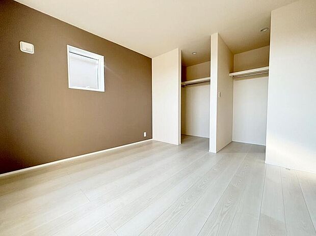 【リビング以外の居室】１号棟
各居室に収納を設けました！
お洋服をたくさんお持ちの方でもたっぷり収納でき、お部屋を最大限広くご活用いただけます♪