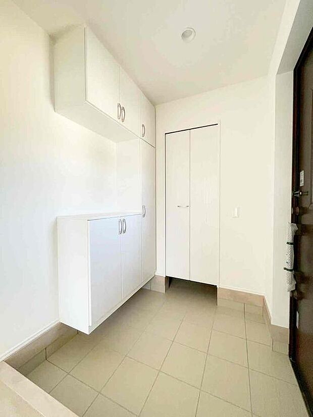 【玄関】A号棟
明るくて清潔感溢れる玄関。便利な姿見鏡＆下駄箱（可動棚）収納付きです♪
散らかりがちな玄関もすっきりと片付きます。