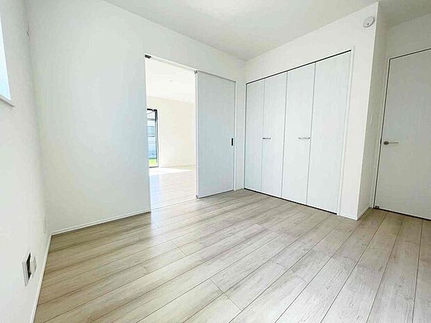 【リビング以外の居室】A号棟
LDKと隣接した洋室。
洋室は、リビングから目が届く場所なので、お子様の遊び部屋・お昼寝スペースとして使うのもオススメです♪