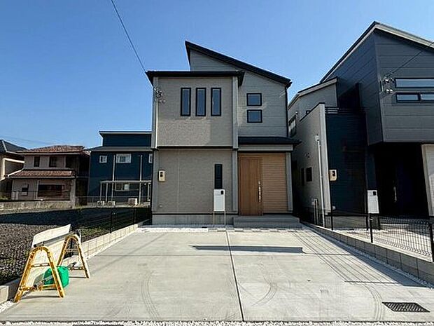 【現地外観写真】全２棟☆２号棟
並列２台駐車可能♪
堂々完成しました！ぜひ現地にて、実際の建物・街並み・日当たり、住宅の構造や設備仕様など、いつでもお気軽にお問い合わせ下さい。